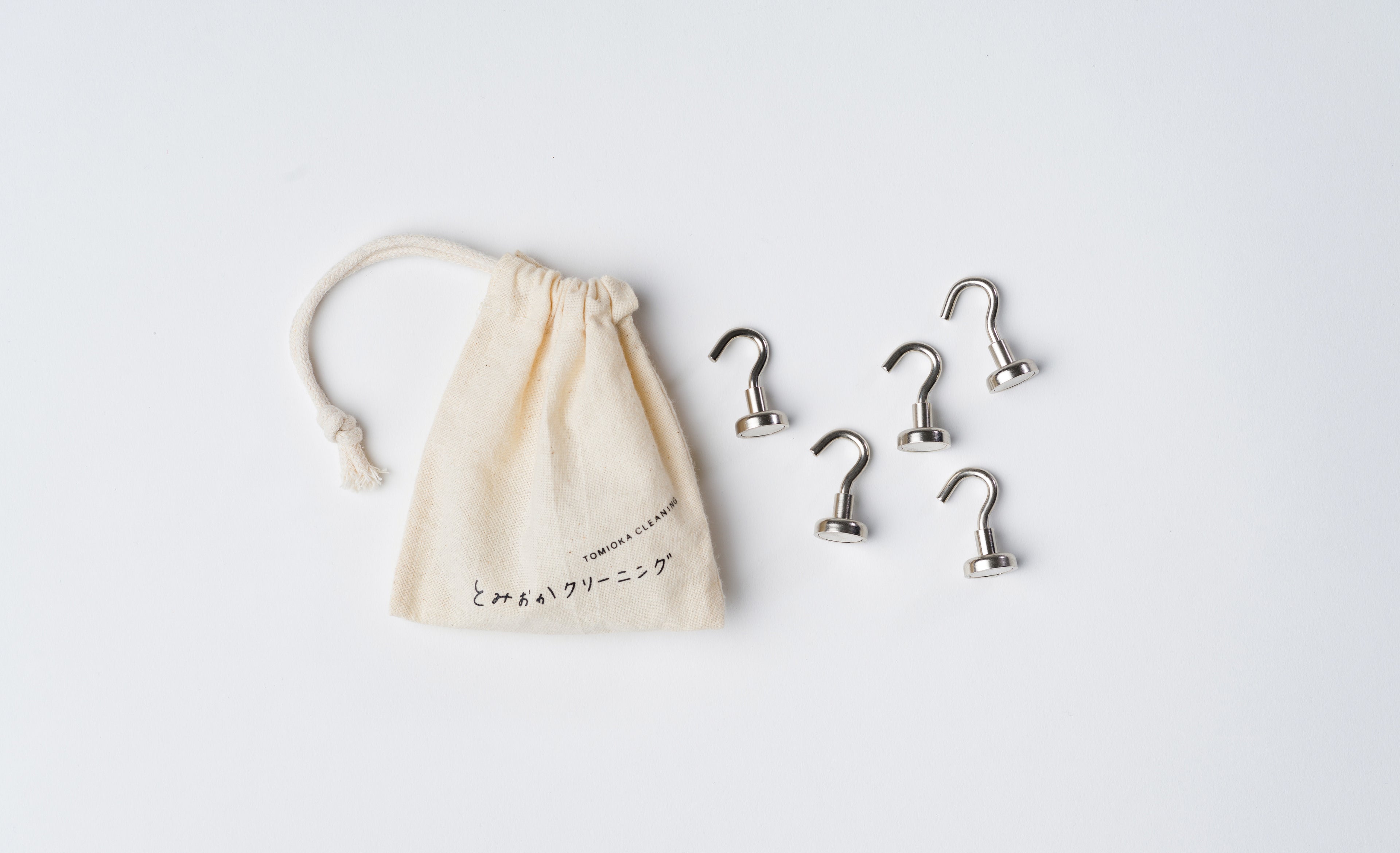 5 magnet hooks (in a drawstring bag)